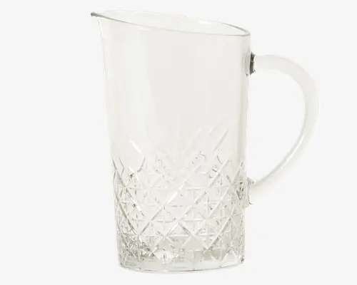 Klar glaskande med stort, solidt håndtag og bred hældetud for nem påfyldning. Den nederste halvdel har et indviklet diamantmønster, som giver et dekorativt og elegant udtryk, mens den øverste halvdel er glat og gennemsigtig. Kanden er høj og cylindrisk med en flad bund for stabilitet.