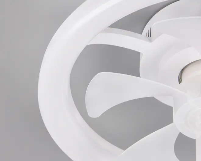 Loftlampe i hvid med ventilator