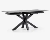 Rektangulært bord med en elegant, mat sort finish. Bordpladen er flad og glat, understøttet af en markant geometrisk base med fire skråtstillede ben, der mødes i midten og giver et moderne, skulpturelt udtryk. Bordet fremstår robust og rummeligt, velegnet til spise- eller arbejdsbrug.