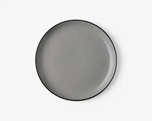 Rund tallerken med en glat, blank lysegrå overflade og en tynd, let hævet kant. Tallerkenens kant er diskret mørkere, hvilket giver et minimalistisk og moderne udtryk. Tallerkenen ser ud til at være lavet af keramik eller porcelæn.