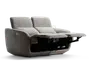 Grå 2-personers recliner-sofa med tekstileret polstring, todelt ryglæn, afrundede armlæn og begge fodstøtter slået ud, så recliner-mekanismen er synlig.