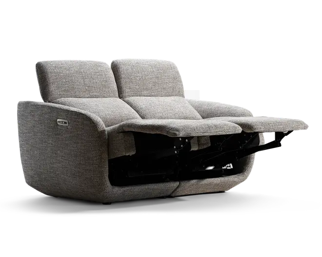 Grå 2-personers recliner-sofa med tekstileret polstring, todelt ryglæn, afrundede armlæn og begge fodstøtter slået ud, så recliner-mekanismen er synlig.