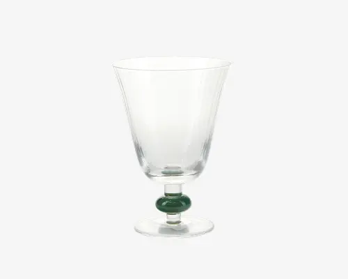 Klar glas med let udadgående bæger og diskrete lodrette riller. Stetten har en markant grøn glaskrans, der tilføjer et strejf af farve og elegance. Bunden er bred og flad for stabilitet.