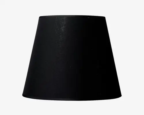 En sort, let konisk lampeskærm med en glat stofoverflade. Skærmen har en bredere bund og en smallere top, hvilket giver en klassisk og elegant silhuet. Materialet fremstår mat og giver et moderne og diskret udtryk.