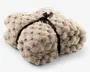 Blød beige faux-fur plaid foldet i en kompakt bunke og bundet med et sort satinbånd.