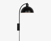 En moderne væglampe med mat sort finish. Lampen har en kuppelformet skærm og en buet arm, der strækker sig ud fra et lodret vægbeslag. Designet er minimalistisk med rene linjer og en glat overflade, hvilket gør den velegnet til moderne indretning. Lyset rettes nedad og giver fokuseret belysning.