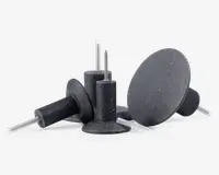 Sæt af sorte, cylindriske og skiveformede slibesten med metalaksler. Stenene har en grov, ru overflade, der egner sig til slibende opgaver. Sættet indeholder forskellige størrelser og former, herunder flade skiver og tilspidsede cylindre, designet til brug med roterende værktøj til slibning, skærpning eller afgratning.