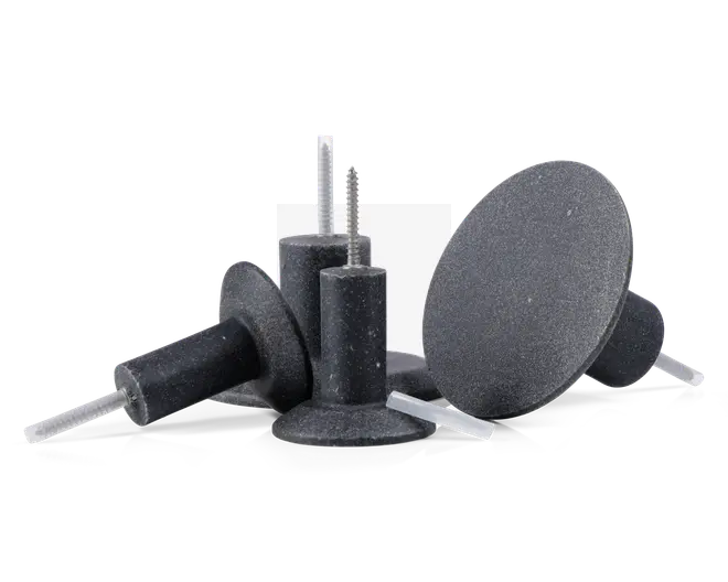 Sæt af sorte, cylindriske og skiveformede slibesten med metalaksler. Stenene har en grov, ru overflade, der egner sig til slibende opgaver. Sættet indeholder forskellige størrelser og former, herunder flade skiver og tilspidsede cylindre, designet til brug med roterende værktøj til slibning, skærpning eller afgratning.