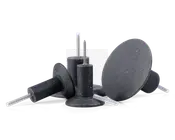 Sæt af sorte, cylindriske og skiveformede slibesten med metalaksler. Stenene har en grov, ru overflade, der egner sig til slibende opgaver. Sættet indeholder forskellige størrelser og former, herunder flade skiver og tilspidsede cylindre, designet til brug med roterende værktøj til slibning, skærpning eller afgratning.