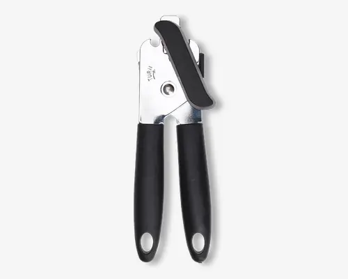 Manuelt køkkenredskab med to ergonomiske, sorte, skridsikre håndtag og en roterende skæremekanisme. Håndtagene har huller for enden, så det er nemt at hænge op. Øverst er der en drejeknap og et skærehjul til at åbne dåser. Kroppen er lavet af rustfrit stål for holdbarhed og nem rengøring.