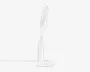 Slank, moderne lampe med et snoet, skulpturelt design. Lampen er hvid med en glat, mat overflade og står på en rund, flad fod. Strømledningen går ud fra bunden, og det samlede udtryk er minimalistisk og nutidigt, velegnet til skriveborde eller sideborde.