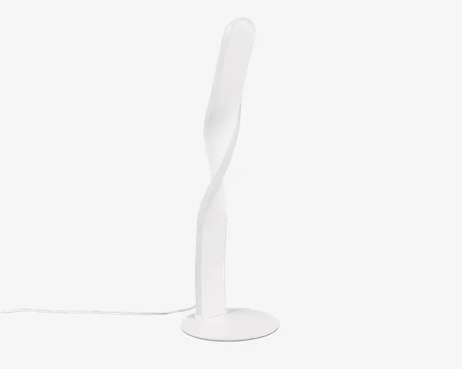 Slank, moderne lampe med et snoet, skulpturelt design. Lampen er hvid med en glat, mat overflade og står på en rund, flad fod. Strømledningen går ud fra bunden, og det samlede udtryk er minimalistisk og nutidigt, velegnet til skriveborde eller sideborde.