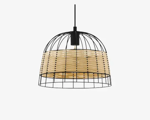 Loftlampe med kuppelformet skærm, der har en sort metaltrådsramme og et centralt bånd af flettet natur-rattan. Designet kombinerer industrielle og rustikke elementer, hvor rattanen giver et varmt, diffust lys, og den åbne trådkonstruktion tilføjer et moderne præg. Lampen hænger ned fra en sort stang.