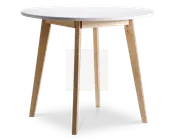 Rundt bord med en glat, hvid bordplade og fire skråtstillede ben i lyst træ. Benene er let tilspidsede og fastgjort under bordpladen med synlige træbeslag, hvilket giver bordet et moderne og minimalistisk udtryk.