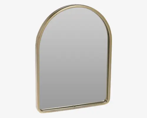 Buespejlet har en slank, metallisk guldramme. Rammen er glat med en afrundet top og lige sider, hvilket giver et moderne og klassisk udtryk. Spejloverfladen er klar, og det samlede design er minimalistisk og passer til mange forskellige indretninger.