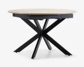 Et rundt bord med en lys træbordplade og en moderne, sort metalbase med fire skråtstillede ben, der krydser hinanden i midten og danner en stabil og stilfuld understøtning. Bordpladen har en glat overflade og let skrå kanter.