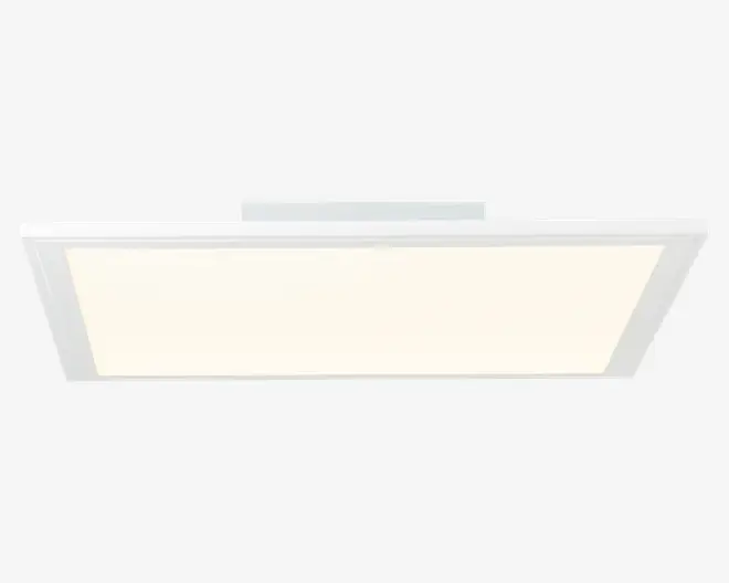 Rektangulært loftarmatur med en slank, hvid ramme og en stor, flad, matteret diffuser, der udsender et jævnt, blødt hvidt lys. Designet er minimalistisk og moderne, og armaturet er monteret tæt på loftet for et diskret udtryk.