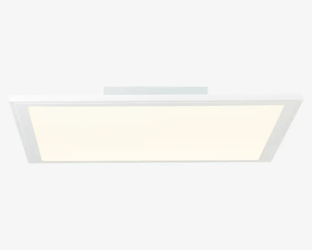 Rektangulært loftarmatur med en slank, hvid ramme og en stor, flad, matteret diffuser, der udsender et jævnt, blødt hvidt lys. Designet er minimalistisk og moderne, og armaturet er monteret tæt på loftet for et diskret udtryk.