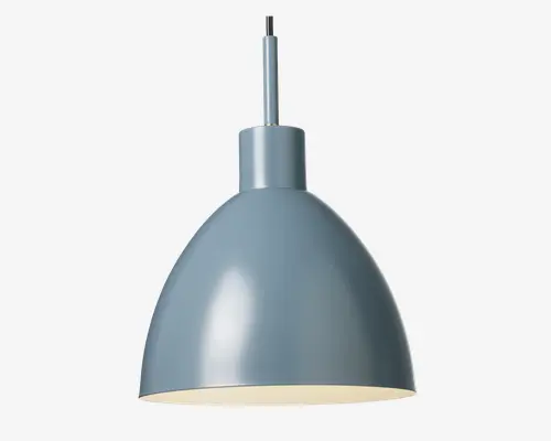 Matblå pendellampe med en glat, kuppelformet metalskærm. Lampen har et enkelt, moderne design med en cylindrisk top og en lige stang til ophæng. Indersiden af skærmen er hvid, hvilket hjælper med at reflektere lyset nedad for en fokuseret belysning.
