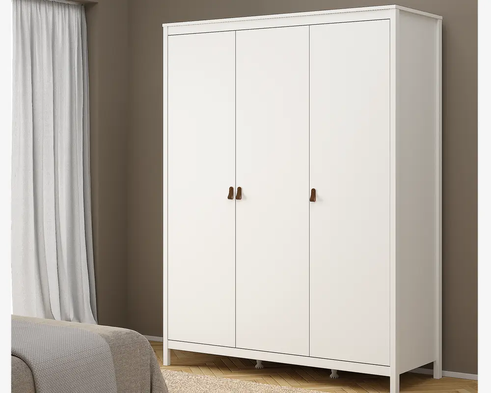 Et moderne, fritstående garderobeskab med et rent og minimalistisk design. Skabet har tre høje låger med enkle brune greb, en glat hvid overflade og står på korte ben. Det har en flad top og diskrete paneldetaljer langs kanterne, hvilket giver et stilrent og nutidigt udtryk.
