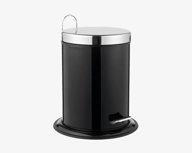 En lille, cylindrisk sort beholder med et blankt låg i rustfrit stål og en tilsvarende fodpedal til håndfri åbning. Beholderen har en glat, blank overflade og et metalhåndtag bagpå for nem transport. Basen er en smule bredere for øget stabilitet.