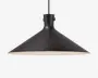 En moderne pendellampe med en bred, konisk metalskærm i mat sort. Lampens inderside er hvid for at forbedre lysrefleksionen. Lampen hænger i en sort ledning og har et minimalistisk design, der passer til moderne indretning.