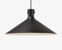 En moderne pendellampe med en bred, konisk metalskærm i mat sort. Lampens inderside er hvid for at forbedre lysrefleksionen. Lampen hænger i en sort ledning og har et minimalistisk design, der passer til moderne indretning.