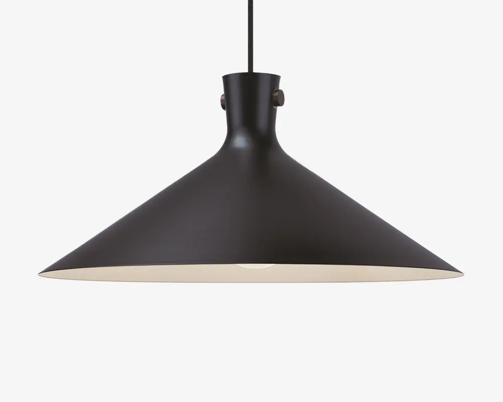 En moderne pendellampe med en bred, konisk metalskærm i mat sort. Lampens inderside er hvid for at forbedre lysrefleksionen. Lampen hænger i en sort ledning og har et minimalistisk design, der passer til moderne indretning.