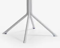 Nærbillede af en firbenet metalbase med hvid finish. Hver ben er let vinklet udad for stabilitet og har en lille blå skridsikker fod for enden. Benene samles i midten og danner en solid støtte.