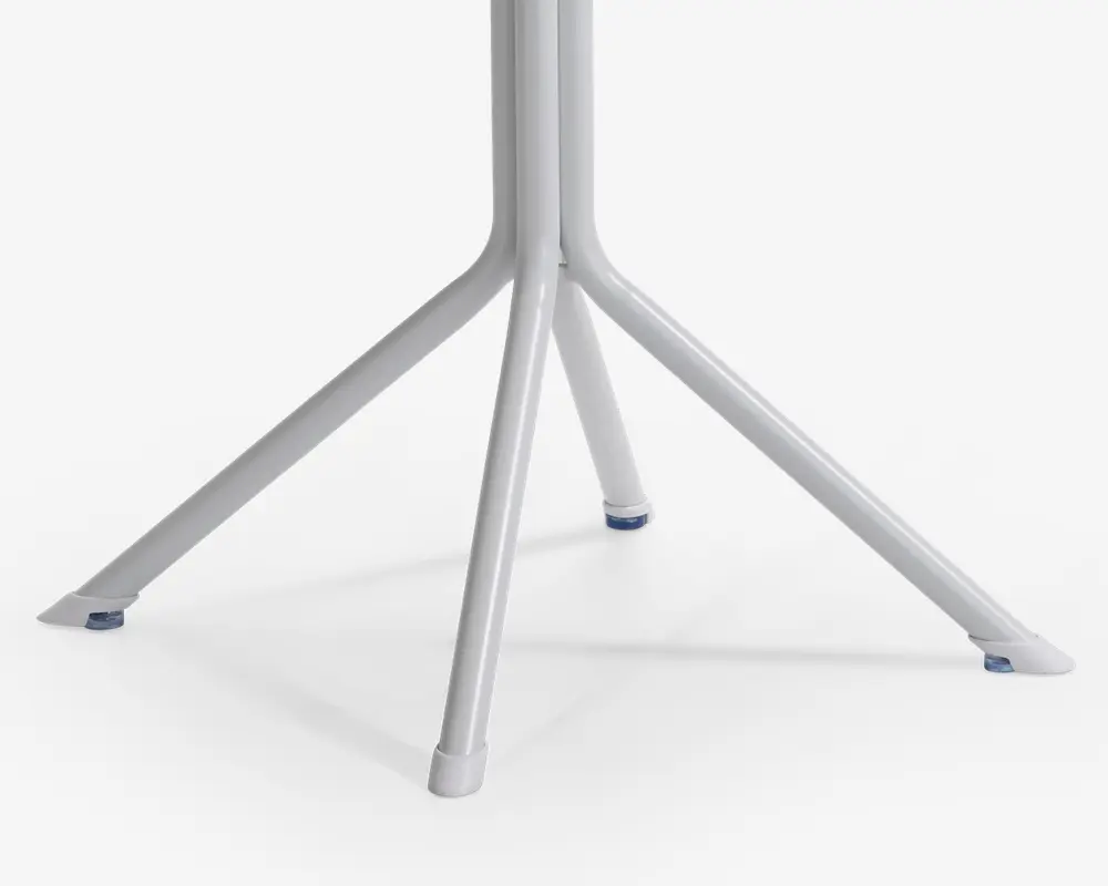 Nærbillede af en firbenet metalbase med hvid finish. Hver ben er let vinklet udad for stabilitet og har en lille blå skridsikker fod for enden. Benene samles i midten og danner en solid støtte.