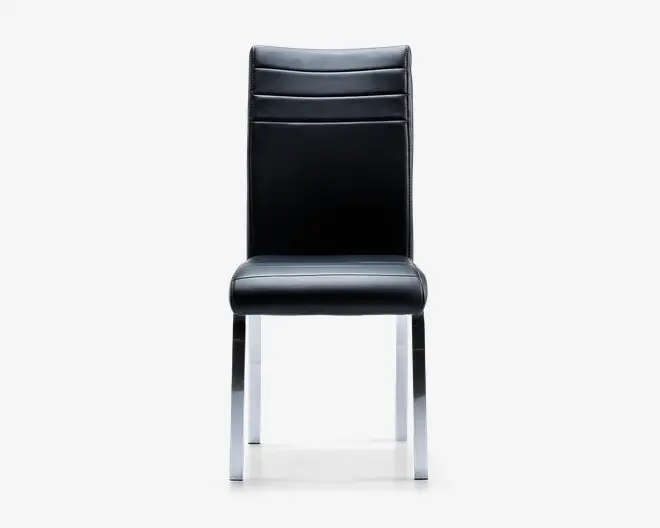 Moderne stol med sort kunstlæderpolstret sæde og ryglæn, der har vandrette syninger øverst på ryggen. Stolen har et stilrent, rektangulært design med krombelagte metalben, som er let vinklet for stabilitet.