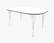 Et moderne bord med en hvid, glat, rektangulær bordplade med afrundede hjørner og en tynd sort kant. Bordet står på fire slanke, sølvfarvede metalben med et unikt, forgrenet design, der giver ekstra stabilitet og et moderne udtryk.