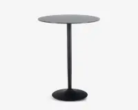 Et moderne, rundt bord med en glat, mat sort overflade. Bordet har et enkelt, slankt midterben, der går ned til en bred, cirkulær fod for stabilitet. Designet er minimalistisk og stilrent, velegnet til moderne indretning eller erhvervsmiljøer.