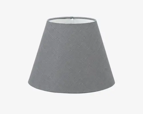 En konisk lampeskærm med udvendigt gråt stof med tekstur og glat hvid inderside. Skærmen har et enkelt, moderne design med rene linjer og et diskret vævet mønster i stoffet, hvilket gør den velegnet til forskellige indretninger.