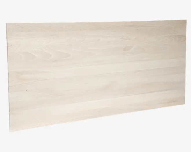 Rektangulær plade af lyst træ med en glat, mat overflade. Overfladen viser naturlige træårer og diskrete farvevariationer, hvilket giver et rent og moderne udtryk. Kanterne er lige og pænt afsluttede.