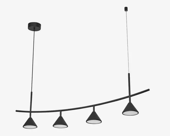 Moderne loftlampe med fire koniske lampeskærme i mat sort finish, arrangeret langs en let buet vandret stang. Hver lampeskærm har en hvid inderside for optimal lysrefleksion. Lampen er ophængt fra loftet med to lodrette stænger, hvilket giver et stilrent og minimalistisk udtryk, der passer til moderne indretning.