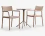 Sættet består af to matchende stole og et rundt bord, alle i en lys beige farve. Stolene har let buede ryglæn med horisontale lameller, armlæn og lige ben. Bordet har en slank, rund bordplade og en central søjle med fire skråtstillede ben for stabilitet. Designet er minimalistisk og moderne, velegnet til både indendørs og udendørs brug.