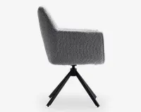 Sideview af en moderne stol med høj, let tilbagelænet ryg og integrerede armlæn. Stolen er betrukket med et tekstureret, lysegråt stof og har en sort metal-dreje-fod med fire skråtstillede ben for stabilitet.