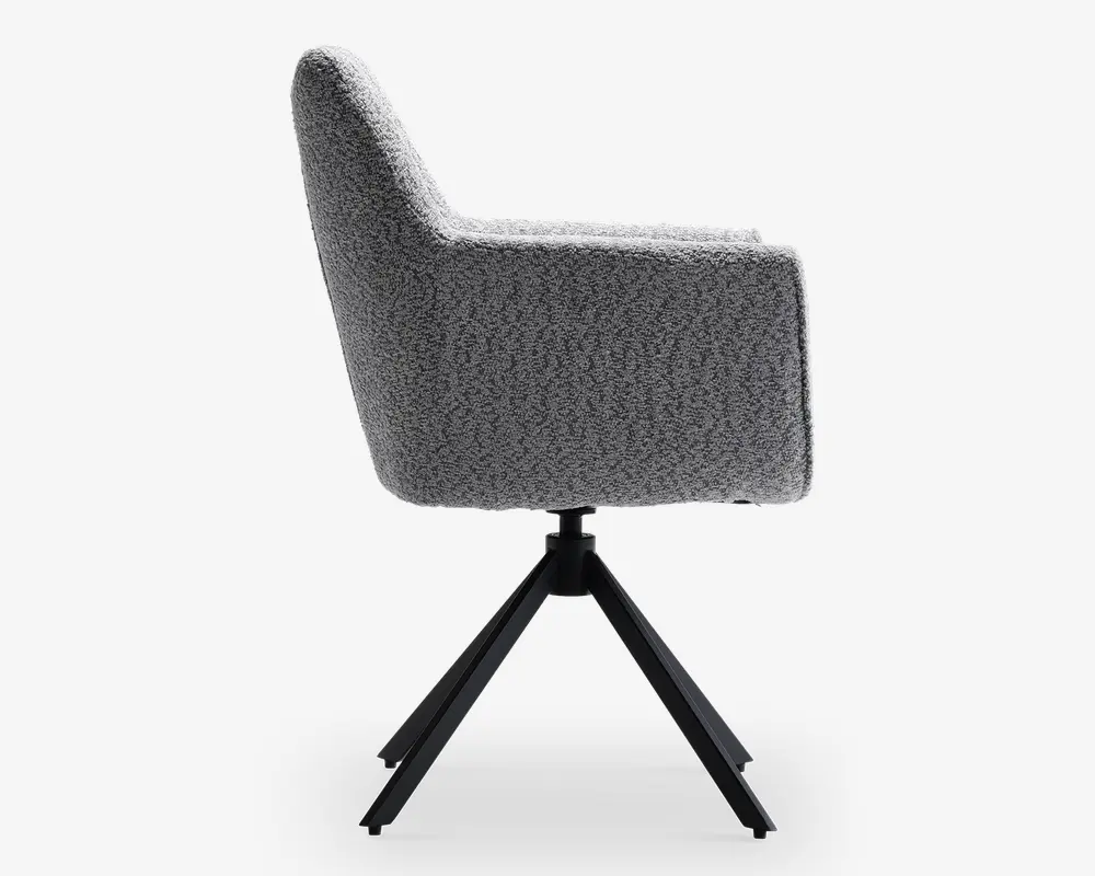 Sideview af en moderne stol med høj, let tilbagelænet ryg og integrerede armlæn. Stolen er betrukket med et tekstureret, lysegråt stof og har en sort metal-dreje-fod med fire skråtstillede ben for stabilitet.