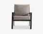 Moderne lænestol med en solid, mørk træramme, lige ben og armlæn. Sædet og ryglænet har tykke, aftagelige hynder betrukket med et neutralt gråt stof, som giver både komfort og støtte. Designet er minimalistisk og alsidigt, velegnet til forskellige indretninger.