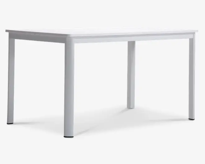 Rektangulært bord med en glat, flad hvid overflade og fire lige ben. Designet er minimalistisk og moderne med rene linjer og uden synlige dekorative elementer. Benene er placeret i hvert hjørne, hvilket giver stabilitet og god benplads under bordet. Bordet ser ud til at være lavet af et robust materiale, velegnet til forskellige formål som spisning, arbejde eller studier.