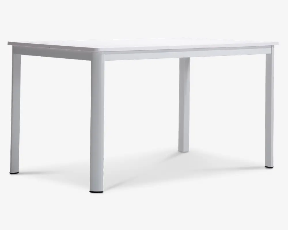 Rektangulært bord med en glat, flad hvid overflade og fire lige ben. Designet er minimalistisk og moderne med rene linjer og uden synlige dekorative elementer. Benene er placeret i hvert hjørne, hvilket giver stabilitet og god benplads under bordet. Bordet ser ud til at være lavet af et robust materiale, velegnet til forskellige formål som spisning, arbejde eller studier.