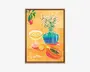 Farverigt indrammet kunstværk med varm gul-orange baggrund, der viser en blågrøn vase med hvide margueritter, et cocktailglas med blomster, citrusfrugt og en skåret papaya.