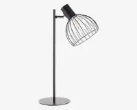 En moderne bordlampe med mat sort metalfinish. Lampen har en cylindrisk stang og en rund, flad fod for stabilitet. Lampeskærmen er udformet som en åben, bur-lignende trådkonstruktion, hvilket gør pæren fuldt synlig. Pæren sidder i en sort fatning, der er vinklet nedad, hvilket giver lampen et industrielt og moderne udtryk.