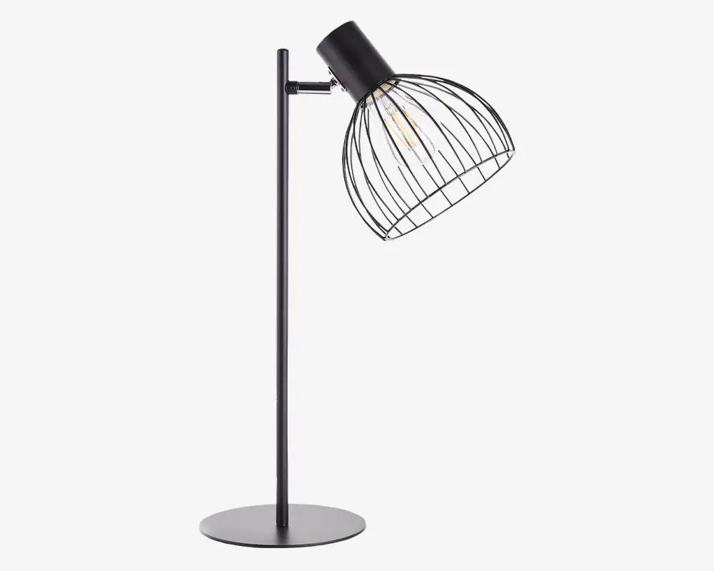 En moderne bordlampe med mat sort metalfinish. Lampen har en cylindrisk stang og en rund, flad fod for stabilitet. Lampeskærmen er udformet som en åben, bur-lignende trådkonstruktion, hvilket gør pæren fuldt synlig. Pæren sidder i en sort fatning, der er vinklet nedad, hvilket giver lampen et industrielt og moderne udtryk.