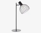 En moderne bordlampe med mat sort metalfinish. Lampen har en cylindrisk stang og en rund, flad fod for stabilitet. Lampeskærmen er udformet som en åben, bur-lignende trådkonstruktion, hvilket gør pæren fuldt synlig. Pæren sidder i en sort fatning, der er vinklet nedad, hvilket giver lampen et industrielt og moderne udtryk.