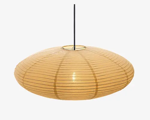 Bred, kuppelformet lampeskærm lavet af et lysebrunt, gennemsigtigt materiale med jævnt fordelte vandrette ribber. Skærmen hænger fra en central metalstang, hvilket giver et moderne og minimalistisk udtryk. Overfladens struktur og farve giver et varmt, diffust lys.