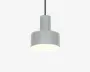 En moderne pendellampe med en mat grå cylindrisk metalskærm, der har en bredere nederste del og en smallere øverste del. Lampen hænger i en sort ledning, og den åbne bund giver direkte lys nedad, hvilket skaber et enkelt og minimalistisk udtryk, der passer til moderne indretning.
