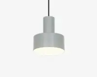 En moderne pendellampe med en mat grå cylindrisk metalskærm, der har en bredere nederste del og en smallere øverste del. Lampen hænger i en sort ledning, og den åbne bund giver direkte lys nedad, hvilket skaber et enkelt og minimalistisk udtryk, der passer til moderne indretning.