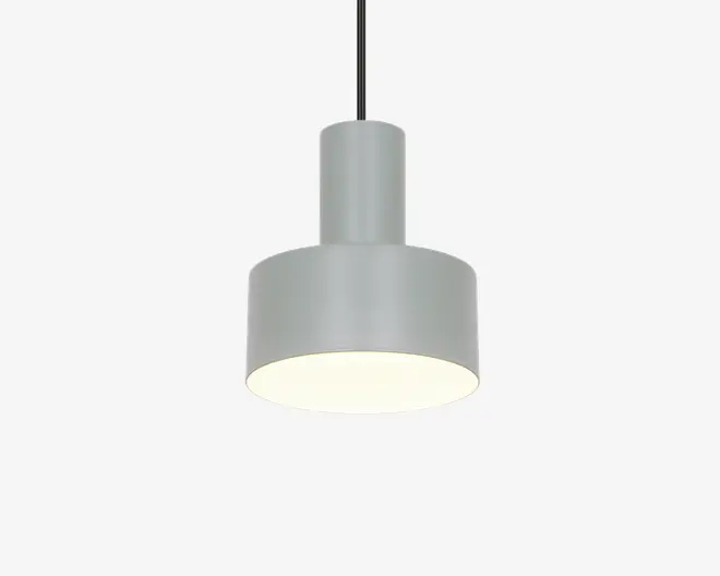 En moderne pendellampe med en mat grå cylindrisk metalskærm, der har en bredere nederste del og en smallere øverste del. Lampen hænger i en sort ledning, og den åbne bund giver direkte lys nedad, hvilket skaber et enkelt og minimalistisk udtryk, der passer til moderne indretning.